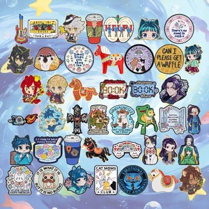 50 modèles de badges en émail 2026, best-sellers, motifs animaux, chat noir, musique, café, logo rond, anime, en stock entrepôt, vente en gros - Product Image 2
