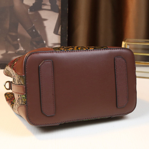 <span class=keywords><strong>Sac</strong></span> seau gravé à épaule unique pour femmes d'âge moyen rétro européennes et américaines - Product Image 6