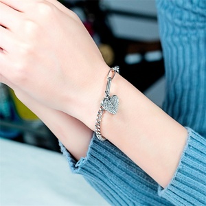 สร้อยข้อมือสแตนเลสสตีลชุบทองคำสีกุหลาบรูปหัวใจปีกคู่แบบ OT Clasp ขายดี แฟชั่นสำหรับผู้หญิง - Product Image 3
