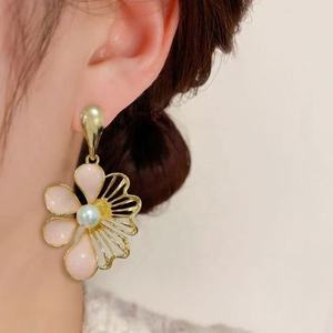 Boucles d'oreilles tendance de style rétro français, nouveau design de fleurs roses à effet goutte, douces et élégantes, en alliage de cuivre avec pierre principale en ambre - Product Image 3