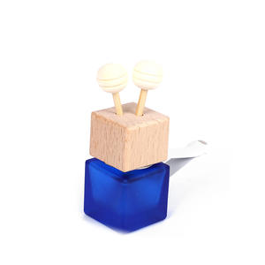 Diffuseur de parfum pour voiture en verre noir carré de 8 ml avec bouchon à vis et clip de fixation pour grille d'aération - Product Image 2