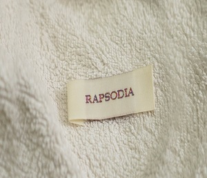 Étiquettes de vêtements tissées personnalisées de qualité supérieure, étiquettes de marque en tissu haute densité avec logo, nom et instructions d'entretien pour la production de vêtements - Product Image 5