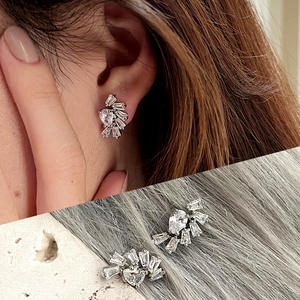 Pendientes de Oro Blanco con Diamantes, Corte Brillante Redondo, Forma de Flor, Engaste de Garra, Joyería Fina de Lujo para Mujer, para Boda - Product Image 3