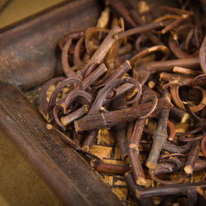 Erba Gou Teng di Qualità Premium, Steli Naturali Essiccati di Uncaria Rhynchophylla Marrone Scuro, Essiccazione AD, Spezie Singole del Fujian - Product Image 4