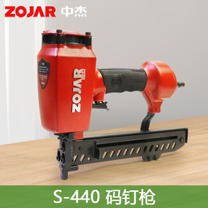 Cloueuse pneumatique Zojar 440K pour la construction de charpentes en bois - Product Image 4