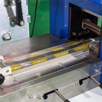 Machine d'emballage horizontale automatique pour barres de chocolat, gâteaux, gaufrettes et autres produits alimentaires (Flow Pack)