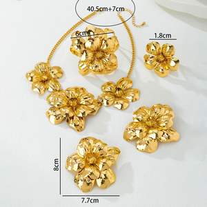 Orecchini, collana, bracciale e anello con grandi fiori in metallo tridimensionale. Orecchini a Fiore Dorato Esagerati per Donne NSD-113 - Product Image 3