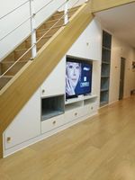 Meuble d'escalier modulaire personnalisé en panneaux stratifiés pour rangement sous escalier, salon et appartement