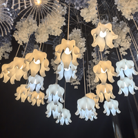 Long lustre suspendu en tissu plastique pour plafond de mariage Guirlande lumineuse décorative à fleurs de lys
