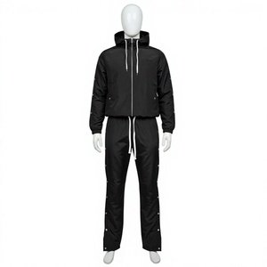 Ensemble de survêtement noir à capuche pour homme, coupe décontractée, longueur intégrale, idéal pour l'automne, en polyester imperméable, ajustement régulier, fermeture à cordon, poches latérales - Product Image 1