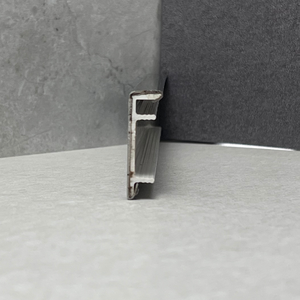 Rodapié de acero inoxidable con apariencia elegante, fácil de combinar con todo tipo de suelos y paredes. - Product Image 3