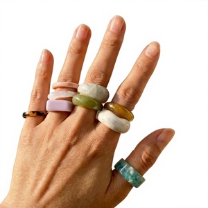 Bagues larges en résine multicolores marbrées pour femmes, 17 mm, anneaux épais unis, bijoux de cocktail empilables en acrylique coloré pour unisexe - Product Image 2