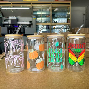 Vaso de vidrio de borosilicato personalizado de 16 oz resistente al calor con tapa de bambú, apto para lavavajillas y microondas, con impresión UV, ideal para profesores y festivales. - Product Image 2