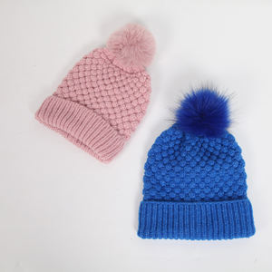 หมวกบีนนี่ปอมปอมปักโลโก้ แฟชั่นฤดูหนาวสุดคลาสสิก หมวกไหมพรมถักสำหรับผู้หญิง ให้ความอบอุ่น - Product Image 4