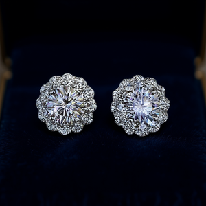 E1340 Orecchini in oro bianco con diamanti, taglio rotondo brillante, gioielli classici naturali da donna - Product Image 2