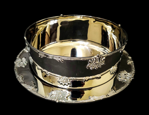 Assiette de service ronde en argent avec poignées papillon, métal poli, design classique pour les occasions de mariage - Product Image 2