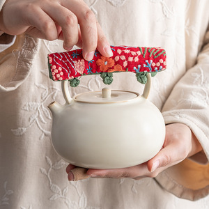 Housse de poignée de théière brodée de fleurs rouges, résistante à la chaleur, en coton et lin, design rétro, pour utilisation avec une bouilloire à thé - Product Image 3