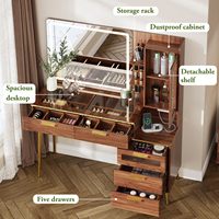 Grande table de maquillage moderne avec miroir et éclairage, équipée de tiroirs, d'un étagère de rangement et d'une prise électrique.