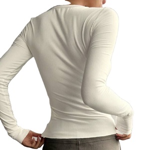 Europe et États-Unis matériau côtelé demi-bouton <span class=keywords><strong>chaud</strong></span> épice sexy mince à l'extérieur pour porter des vêtements pour femmes <span class=keywords><strong>t</strong></span>-<span class=keywords><strong>shirt</strong></span> à manches longues - Product Image 2