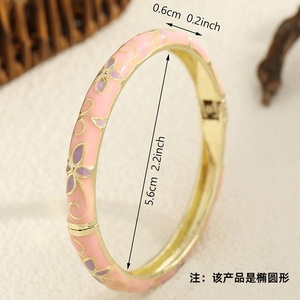 ขายส่งของที่ระลึกการเดินทาง กำไลข้อมือโลหะเคลือบสีสำหรับผู้หญิง รูปวงรีหลากสีสัน ลายใบโคลเวอร์สี่แฉก ของขวัญ - Product Image 4