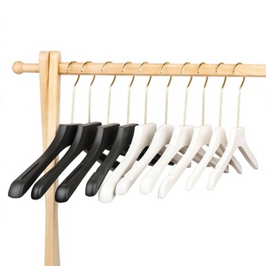 Cintre à vêtements en plastique PP moulé par injection, aspect bois mat, logo personnalisé, 39 cm, pour présentation en magasin - Product Image 1