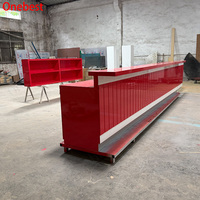 Comptoirs de bar modernes en surface solide rouge de Chine, design haut de gamme, avec étagères, grandes tables de bar pour clubs