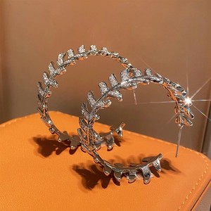 Orecchini a Goccia con Zirconi a Forma di Foglia di Grano, Design Elegante e alla Moda per Donne - Product Image 5