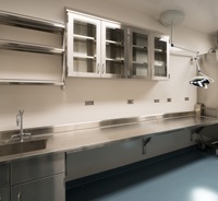 Meuble de laboratoire médical sur mesure en acier inoxydable, évier de salle de stérilisation, banc de travail, armoire de laboratoire en acier inoxydable pour hôpital, CSSD et clinique