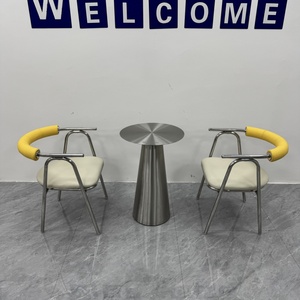 Sedia avvolgente in acciaio inossidabile, con colori personalizzabili; Il tavolo nella foto può essere acquistato anche attraverso la comunicazione. - Product Image 3