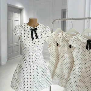 Vestido blanco con lunares y cuello Peter Pan, con lazo negro, manga corta, corte en A, estilo vintage, informal, de poliéster. - Product Image 1