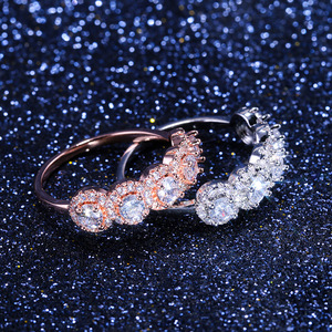 Anello Elegante da Donna per Fidanzamento, Gioiello Regolabile in Lega di Rame con Accenti Scintillanti, Stile Moderno e Minimalista - Product Image 3