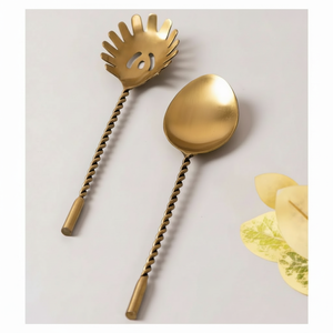 Cuillère de service à salade torsadée trempée en cuivre de luxe allant au lave-vaisselle et aux fêtes et à la cuisine. - Product Image 1