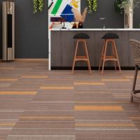 Dalles de moquette modernes modulaires réutilisables à rayures, à poils moyens épais, antidérapantes, 50x50cm pour la maison