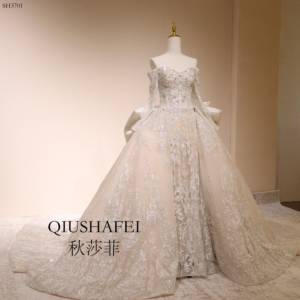 فستان زفاف 2025 مخصص فاخر بياقة على شكل قلب وتطريز كثيف من الدانتيل والماس البراق بأكمام طويلة وظهر مكشوف - Product Image 1