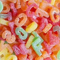 Fabrieksgroothandel Multicolor Zoetzure Kauwgommetjes Cartoon Vorm Fruit Smaak Halal Gummies voor Kinderen