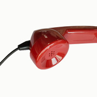 Combiné téléphonique public avec cordon métallique spiralé