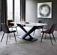 Salle à manger moderne nordique, design de luxe, restaurant, grande table italienne rectangulaire en céramique entièrement noire, table à manger avec dessus en marbre