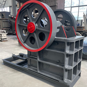 Petit concasseur à mâchoires mobile portable avec moteur et engrenage, haute capacité pour le traitement du cuivre, de l'or et du minerai de fer, facile à utiliser - Product Image 1