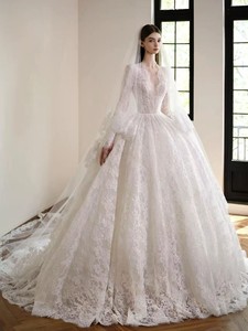 S1948Y Nuevo Vestido de Novia Elegante Estilo Corte Real con Encaje Francés, Manga Larga, Cuello en V y Cola de Princesa, Perfecto para Novias Delgadas - Product Image 5