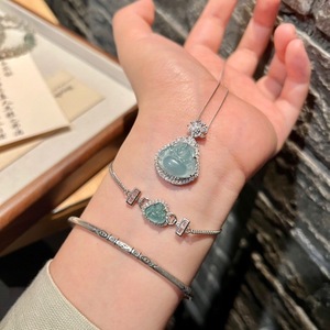 สร้อยคอเงินแท้ S925 สไตล์จีนใหม่ หยกน้ำสีฟ้า จี้รูปน้ำเต้าเล็ก ประดับเพชร จี้ธรรมชาติ ดีไซน์สวยงาม - Product Image 5