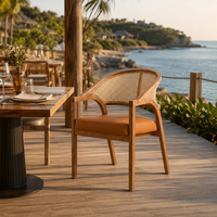 Fauteuil en rotin tressé avec dossier en bois et coussin de siège beige pour café, restaurant, hôtel, structure en bois massif