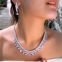 Juego de Joyería de Lujo con Circonita Cúbica Brillante en Forma de Triángulo Blanca y Rosa para Mujer, Juego de Collar y Pendientes para Reuniones y Fiestas