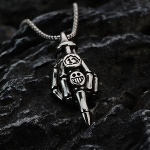 จี้รูปนิ้วกลางทำจากสแตนเลส สไตล์ฮิปฮอปสำหรับผู้ชาย ดีไซน์เรขาคณิตแบบอสมมาตร เครื่องประดับแฟชั่น - Product Image 1