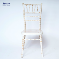 Chaise Chiavari Sunzo en bois massif empilable pour salle à manger, salon moderne, villa, mariage, usage commercial, extérieur, appartement