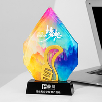 Nouveaux trophées en cristal durables pour cadeaux d'honneur d'entreprise/école avec logo gravé en 3D et design en verre arc-en-ciel