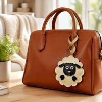 Breloque de sac en peau de mouton peinte sur les bords, porte-clés de voiture en cuir fin, motif dessin animé, pendentif fait main en laine festonnée, conception OEM personnalisée