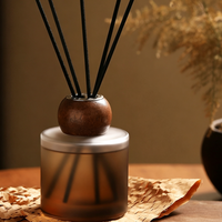Diffuseur en verre ambré mat avec bouchon en rotin et bille en bois, parfum personnalisable pour projets hôteliers et villas – Vente en gros