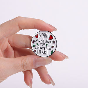 Commencez chaque jour avec un coeur reconnaissant broche émail broches personnalisé inspirant <span class=keywords><strong>proverbe</strong></span> insigne épinglette bijoux cadeau pour les amis - Product Image 1