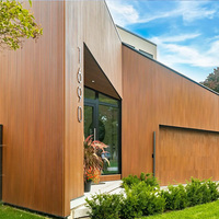 Panneau mural en aluminium rainuré à effet bois extérieur, panneaux de bardage en aluminium à l'aspect bois pour façade de bâtiment