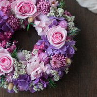 Couronne de roses éternelles élégante avec eucalyptus et coton, cadeau de Noël et de la Saint-Valentin, décoration pour le salon, la chambre à coucher, le cadre de porte